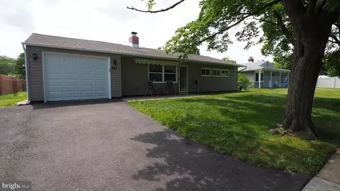 470 Lakeside Dr, Levittown, PA 19054