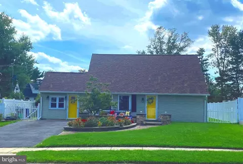 25 Prunewood Rd, Levittown, PA 19056