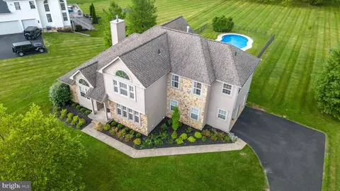 105 Breezy Hollow Dr, Chalfont, PA 18914