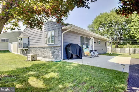 44 Blue Spruce Ln, Levittown, PA 19054