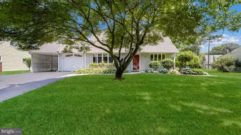 178 Juniper Dr, Levittown, PA 19056