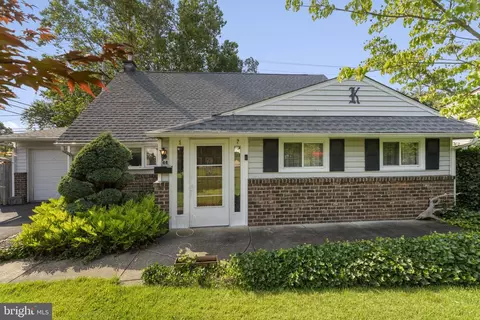 44 Hamlet Rd, Levittown, PA 19056