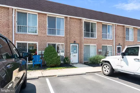 327 Valley Forge Ct, Warminster, PA 18974