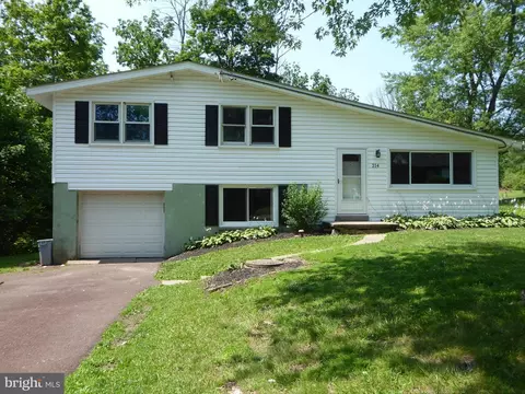 214 Farmers Ln, Sellersville, PA 18960