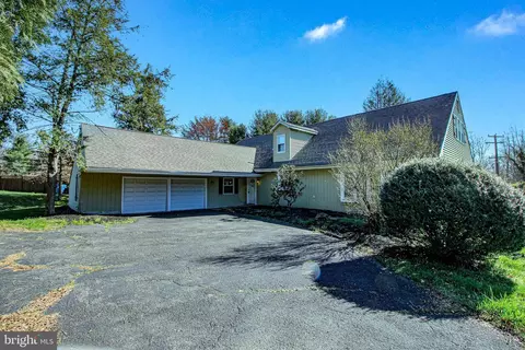 160 Woodcrest Ln, Doylestown, PA 18901