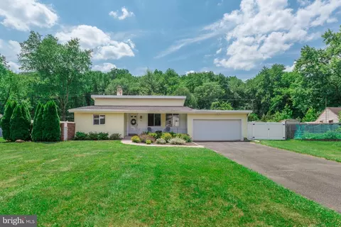 46 Manor Ln, Yardley, PA 19067