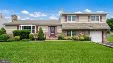 1250 Manor Dr, Warminster, PA 18974