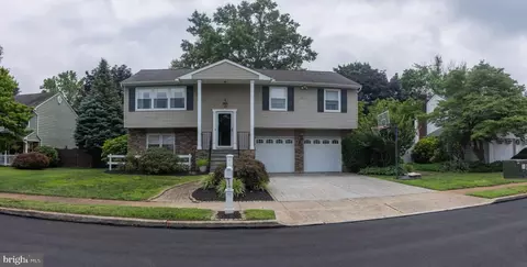 19 Robin Hood Dr, Levittown, PA 19054