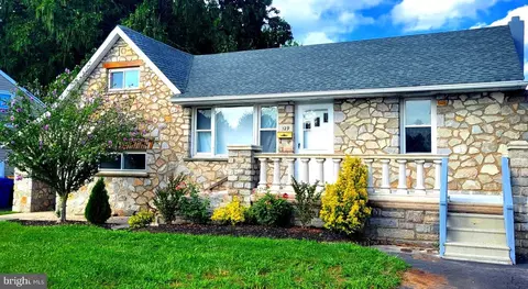 129 Green Lynne Dr, Levittown, PA 19057