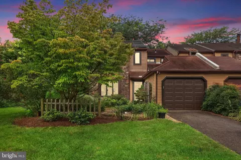 113 Hilltop Ct, Langhorne, PA 19047