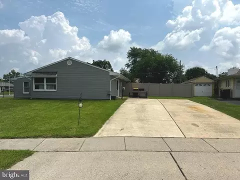 70 Lilac Ln, Levittown, PA 19054
