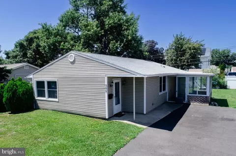 398 Pinewood Dr, Levittown, PA 19054