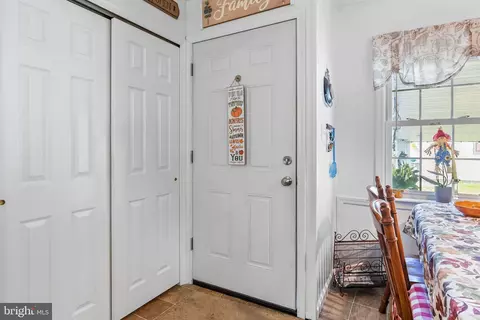 184 Farmbrook Dr, Levittown, PA 19055 photo 5