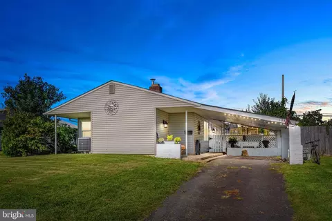 184 Farmbrook Dr, Levittown, PA 19055