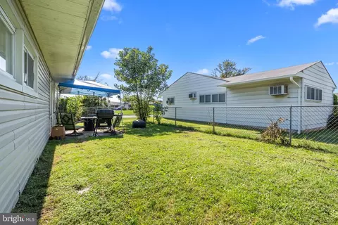 184 Farmbrook Dr, Levittown, PA 19055 photo 22