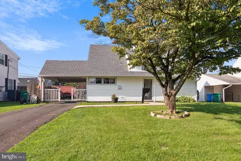 69 Aster Ln, Levittown, PA 19055
