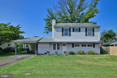 29 Pebble Ln, Levittown, PA 19054