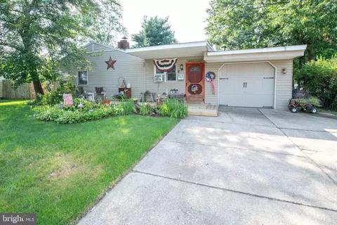 12 Burning Bush Ln, Levittown, PA 19054