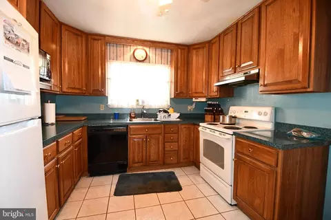 9 Hydrangea Rd, Levittown, PA 19056 photo 2
