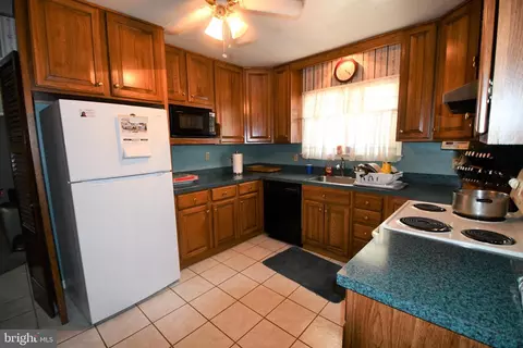 9 Hydrangea Rd, Levittown, PA 19056 photo 3