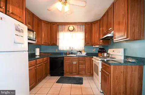 9 Hydrangea Rd, Levittown, PA 19056 photo 4