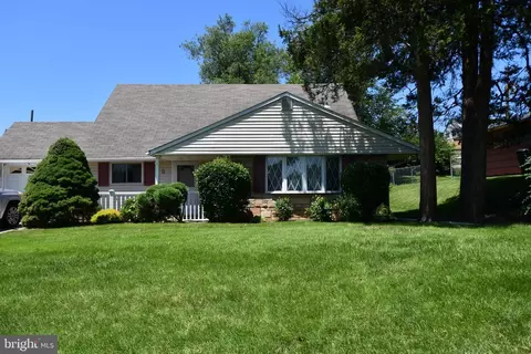 9 Hydrangea Rd, Levittown, PA 19056