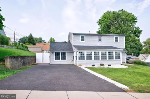 34 Huckleberry Ln, Levittown, PA 19055