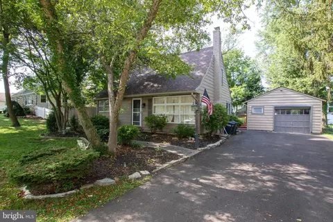555 W Richardson Ave, Langhorne, PA 19047