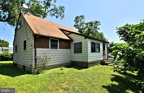 120 Orchard Dr, Levittown, PA 19054