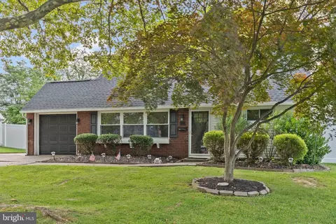 44 Queen Anne Rd, Levittown, PA 19057