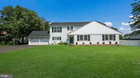 16 Rust Hill Rd, Levittown, PA 19056