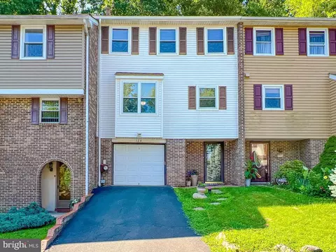128 Woodbridge Ct S, Langhorne, PA 19053