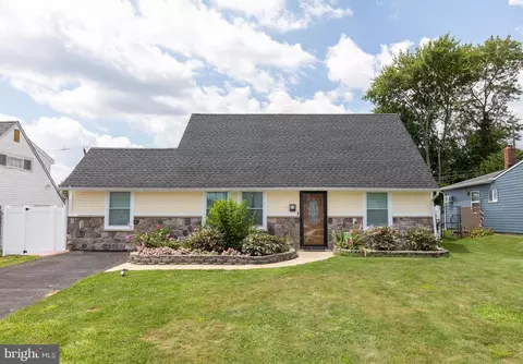 33 Pumpkin Hill Rd, Levittown, PA 19056