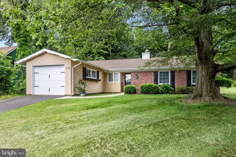 31 Terrace Rd, Levittown, PA 19056