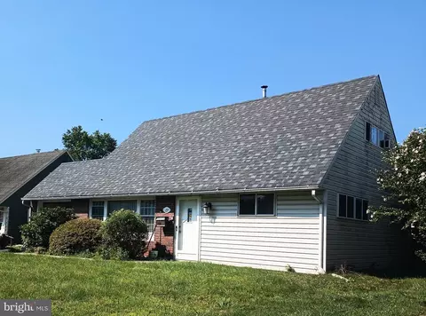 29 Kentucky Ln, Levittown, PA 19055