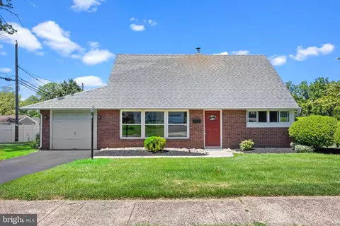 83 Towpath Rd, Levittown, PA 19056