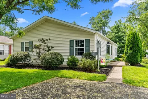 492 Goldenrod Xing W, New Hope, PA 18938