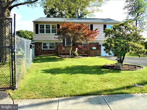 327 Red Cedar Dr, Levittown, PA 19055