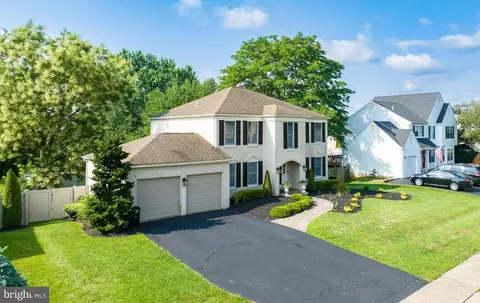 296 Hidden Spring Ln, Langhorne, PA 19047
