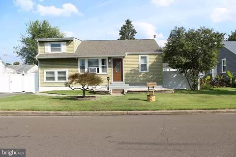 124 Green Lynne Dr, Levittown, PA 19057