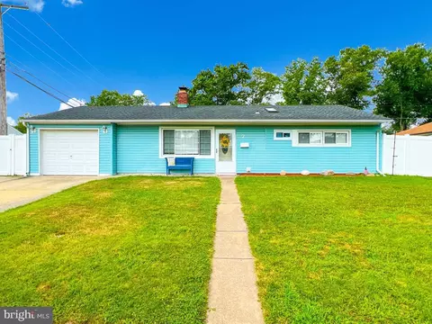 7 Oval Turn Ln, Levittown, PA 19055