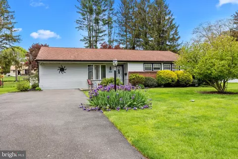2043 Lockwood Ln, Feasterville Trevose, PA 19053
