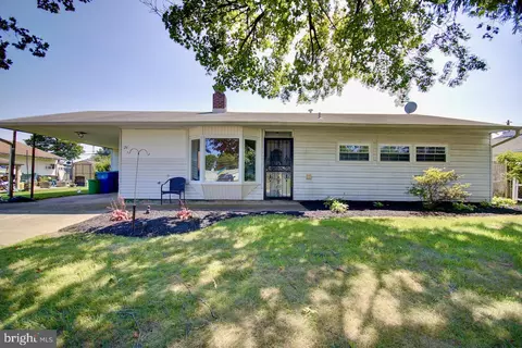 24 Stream Ln, Levittown, PA 19055