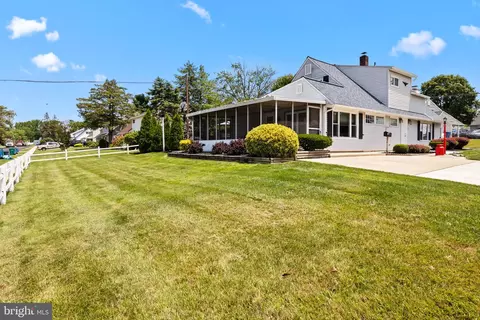 70 Inwood Rd, Levittown, PA 19057