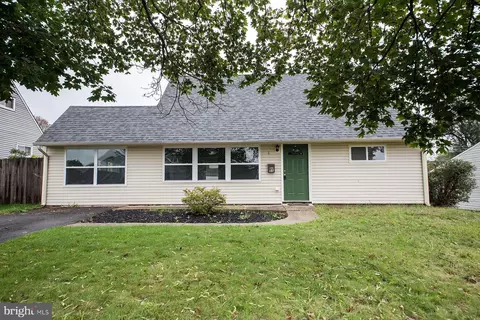 55 Parkside Cir, Levittown, PA 19056