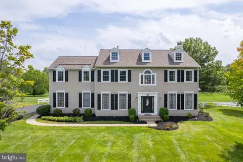 2065 Farmview Dr, Newtown, PA 18940