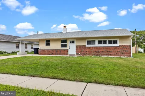 486 Lakeside Dr, Levittown, PA 19054