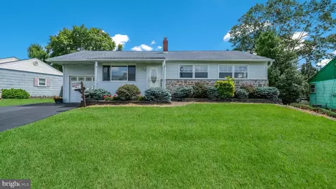 1231 Hiview Dr, Southampton, PA 18966