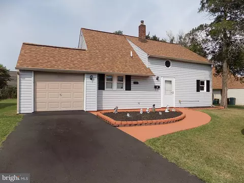 81 Nightingale Ln, Levittown, PA 19054