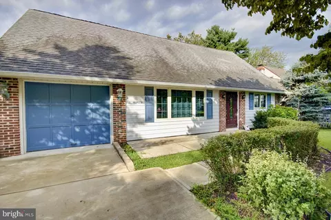 71 Kingapple Ln, Levittown, PA 19055
